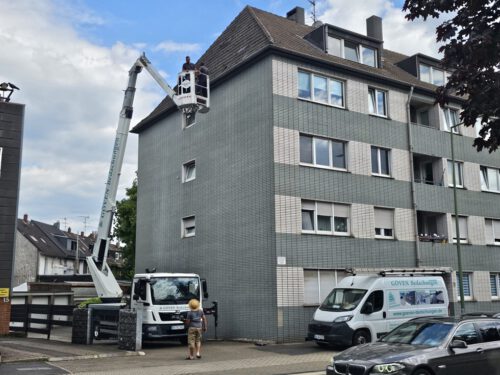 Reparatur Arbeiten mit Autokran Hebebühne