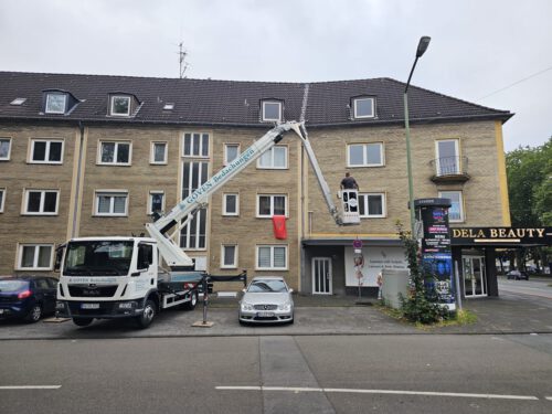 Reparaturarbeiten mit Autokran Hebebühne